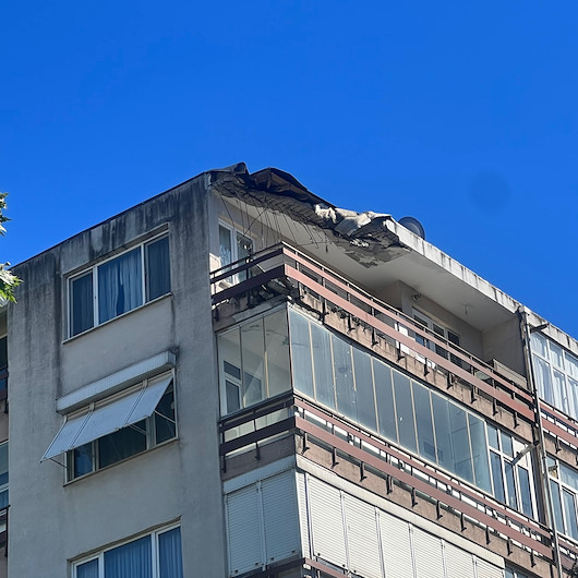 Kartalda korku dolu anlar: Sekiz katlı apartmanın çatısı çöktü
