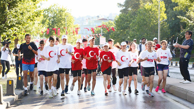 251 sporcu ve katılımcı, 251 şehidin isminin yazılı olduğu tişörtlerle Çengelköy 15 Temmuz Şehitler Çeşmesi'nden Şehitler Makamı'na koştu. 
