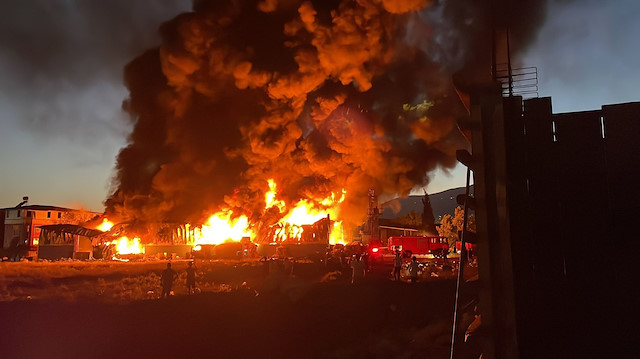 ​Kahramanmaraş'ta korkutan fabrika yangını: Dumanlar şehrin her yerinden göründü.