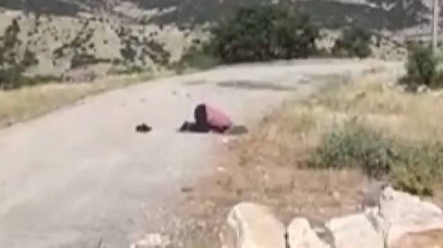 Kardeşinin şehit edildiği yerde secdeye kapanıp gözyaşı döktü