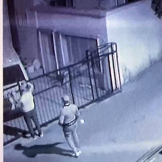 Eski milletvekilinin aracına molotofkokteylli saldırı anı kamerada