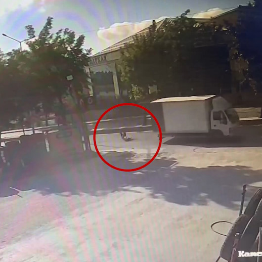 Hareket halindeki kamyonetin kasasından düşen işçi ağır yaralandı