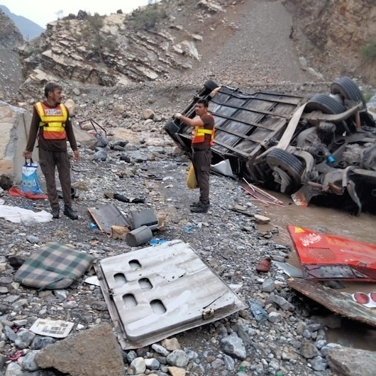 Pakistan’da otobüs vadiye uçtu: Ölü ve yaralılar var