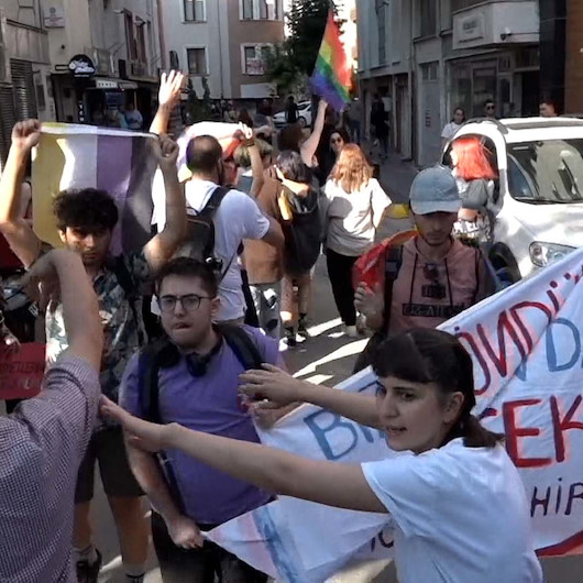 Eskişehirde izinsiz toplanan LGBTlilere polis müdahale etti