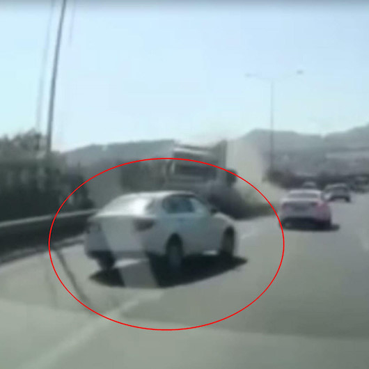 Refleksi sayesinde TIRın altında kalmaktan son anda kurtuldu: Yaşam ile ölüm arasında gidip geldim