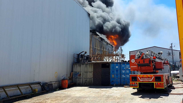 Gebze’de boya fabrikasında yangın