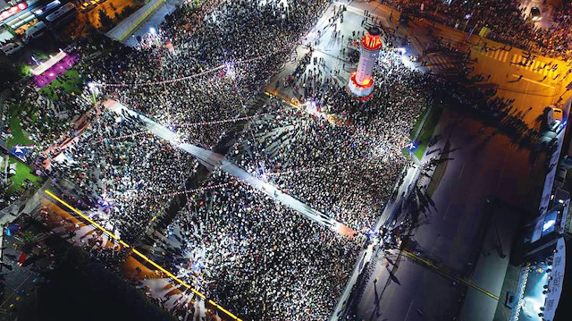 Konsere çevre illerden de binlerce insan katıldı.