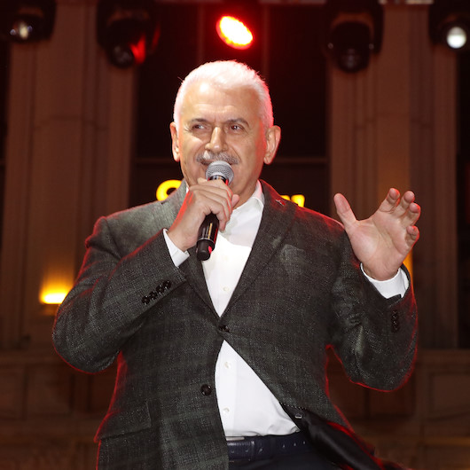 AK Parti Genel Başkanvekili Binali Yıldırım, konserde seyirciyle türkü söyledi