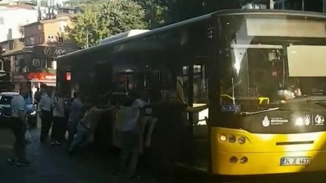 ​Çengelköy’de arızalanan İETT otobüsünü yolcular itti.