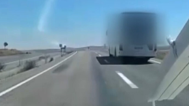 Aksaray'da seyir halindeki aracı ile canlı yayın yaparken kaza geçirdi