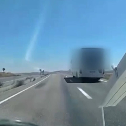 Aksarayda seyir halindeki aracı ile canlı yayın yaparken kaza geçirdi