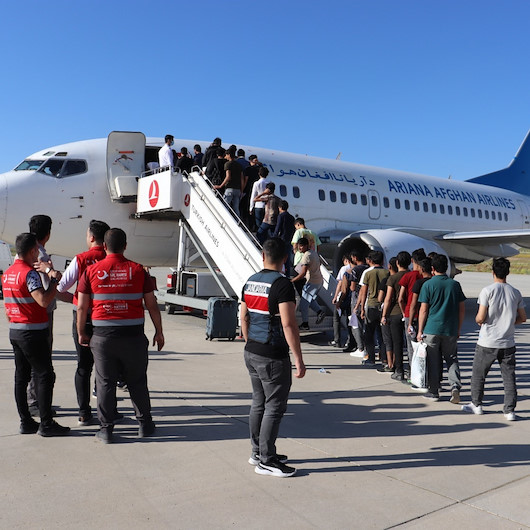 Ağrı’dan Afganistan'a üç uçak seferi: 379 göçmen ülkesine gönderildi