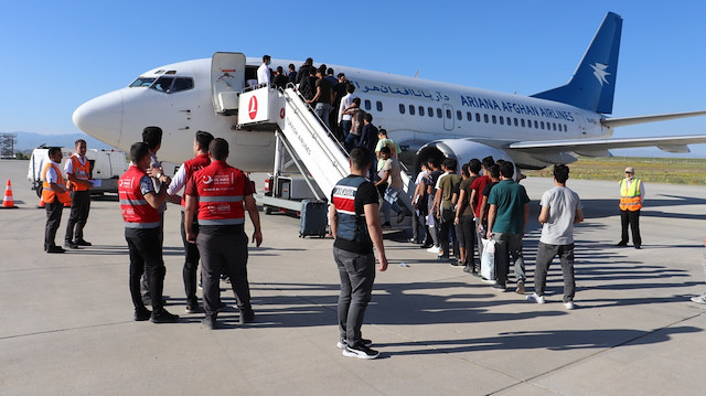 ​Ağrı’dan Afganistan'a üç uçak seferi: 379 göçmen ülkesine gönderildi.
