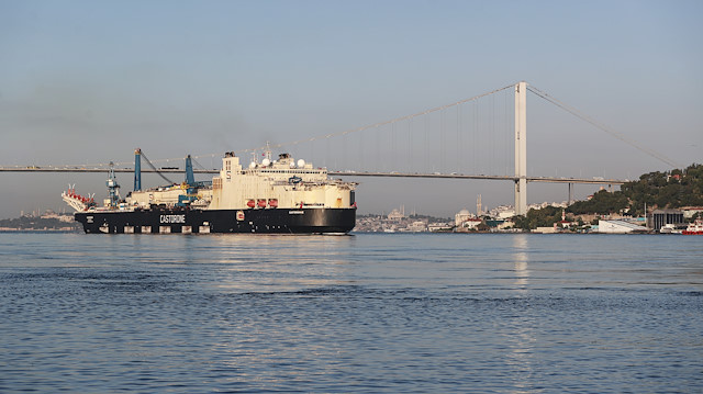 Karadeniz'deki 540 milyar metreküplük doğal gazı taşıyacak boruları derin deniz tabanına yerleştirecek "Castorone" adlı gemi İstanbul Boğaz'ından geçti. 