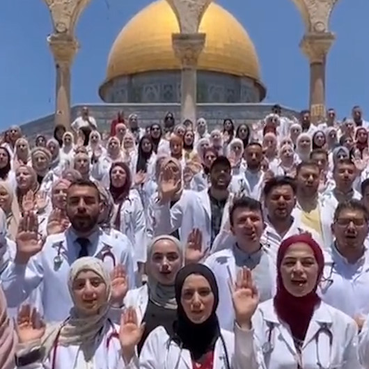 Filistin Kudüs Üniversitesi Tıp Fakültesinden yeni mezun olan doktorlar Mescid-i Aksa’da Hipokrat yemini etti