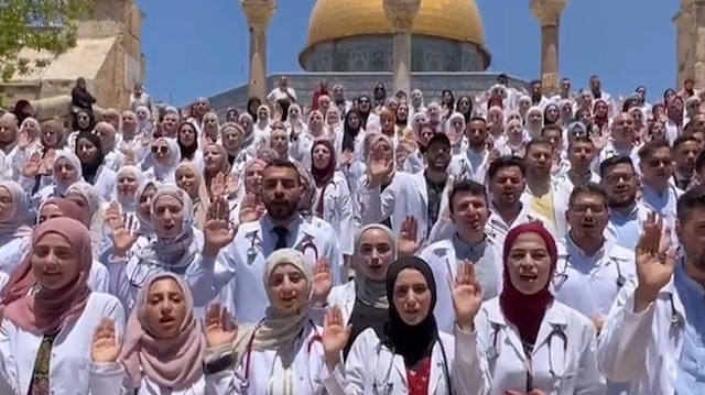Filistin Kudüs Üniversitesi Tıp Fakültesinden yeni mezun olan doktorlar Mescid-i Aksa’da Hipokrat yemini etti