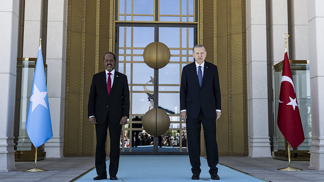 Somali Cumhurbaşkanı Hasan Şeyh Mahmud resmi törenle karşılandı.  
