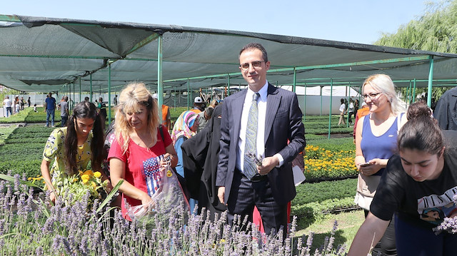 Kayapınar Belediyesi, 500 bin mevsimlik çiçeği vatandaşlarla buluşturdu.