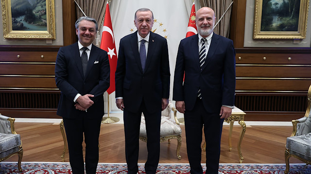Cumhurbaşkanı Recep Tayyip Erdoğan, Renault Grup CEO'su Luca de Meo'yu (solda) kabul etti.
