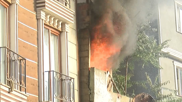 Şişli'de iki katlı bina alev alev yandı