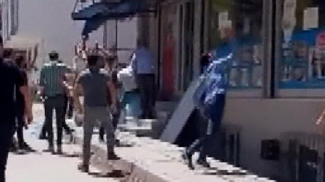 Arnavutköy'de kavgalı oldukları ailenin iş yerine taş ve sopalarla saldırdılar