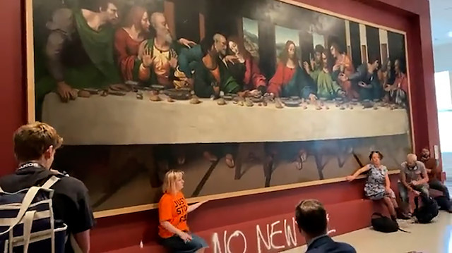 İngiltere'de iklim aktivistleri 'Son Akşam Yemeği' tablosunun kopyasına ellerini yapıştırdı