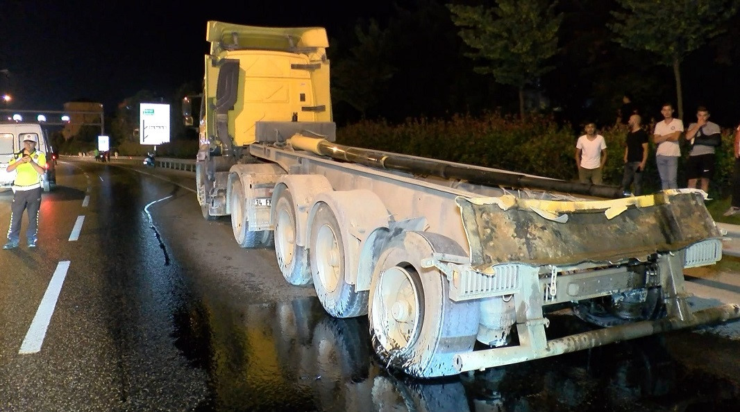 Damper üst geçide takılı kalırken, TIR yaklaşık 200 metre ileride durabildi.