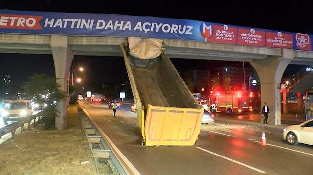 TIR'ın açık kalan damperi üst geçide çarparak asılı kaldı. 