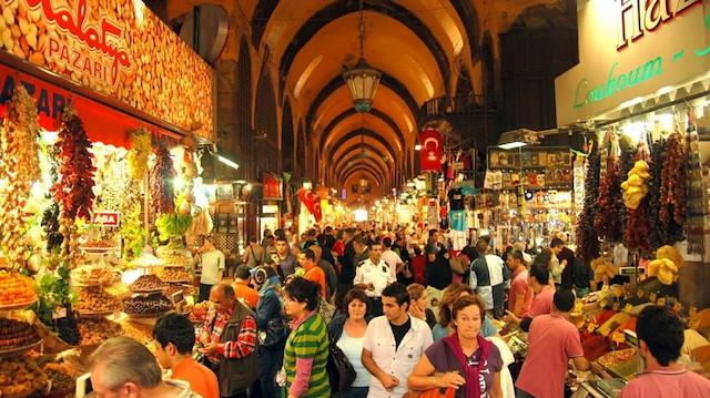 إسطنبول.. زحف سياحي لشراء ملابس العيد 
