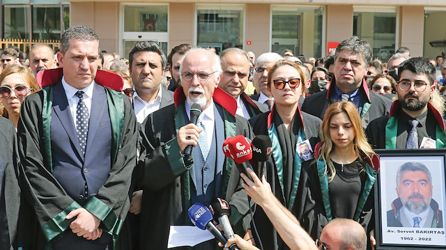 Avukatlar dün Bakırköy Adliyesi önünde toplandı. 