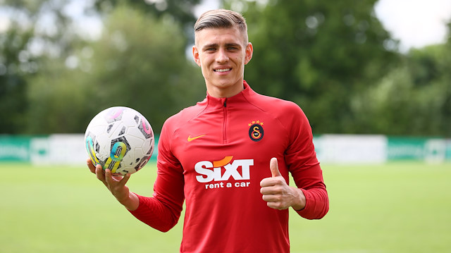 Kazımcan, yeni Süper Lig topuyla poz verdi.