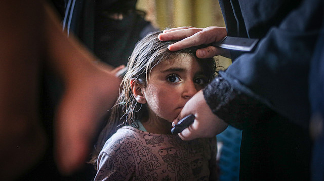 Bayram öncesi gönüllü kadın kuaförler İdlib'deki kız çocuklarını sevindirdi