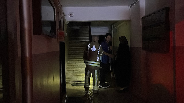 İstanbul Beykoz'da beş katlı bir binaya yıldırım düşmesi sonucu bodrum katta çıkan yangın itfaiye ekiplerinin müdahalesiyle söndürüldü.