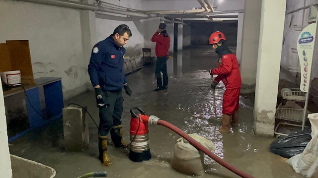 Sağanak yağış sonrası apartman garajına biriken 50 ton su tahliye edildi