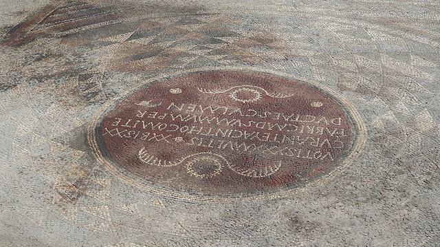İncesu ilçesine bağlı Örenşehir Mahallesi Köy İçi Mevkii’nde Büyükşehir Belediyesi’nin desteğiyle Kayseri Müze Müdürlüğü’nün denetiminde arkeolojik kazılar devam ediyor. Büyükşehir Belediye Başkanı Dr. Memduh Büyükkılıç, eşi Necmiye Büyükkılıç ile Vali Gökmen Çiçek ve eşi Sümeyra Çiçek ile birlikte bölgedeki arkeolojik kazı çalışmalarını yerinde inceledi. Vali Çiçek ile Başkan Büyükkılıç, İl Kültür ve Turizm Müdürü Şükrü Dursun ve arkeologlardan yapılan kazı çalışmalarında gelinen son durum ve mozaikler hakkında bilgiler aldı.