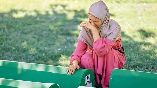 Srebrenitsa’daki soykırımın 27. yılında kimliği tespit edilen kurbanların 50’si daha gözyaşları içinde toprağa verildi.