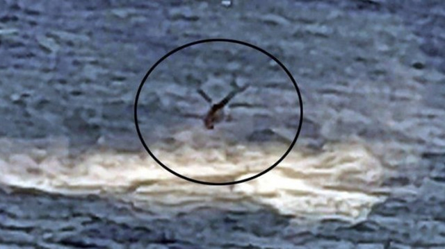 Sisam Adası'ndaki yangına müdahale eden helikopter denize düştü.