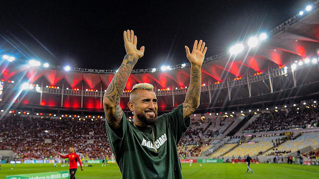 35 yaşındaki yıldız, Flamengo tribünlerini selamladı.