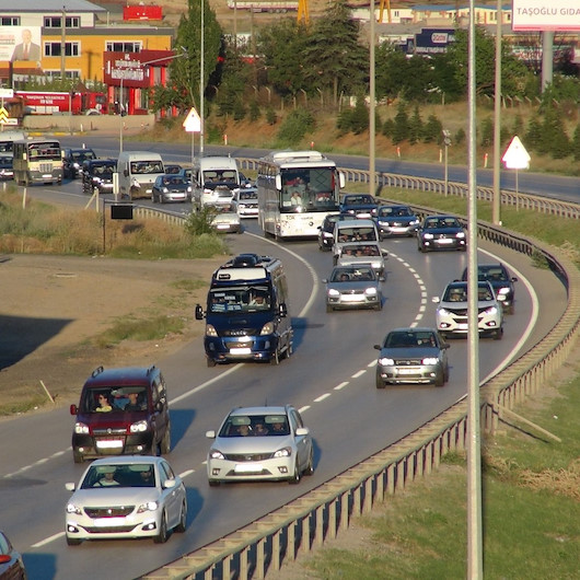 Tatilciler dönüş yolunda: 'Kilit kavşak' Kırıkkale'de uzun araç kuyrukları