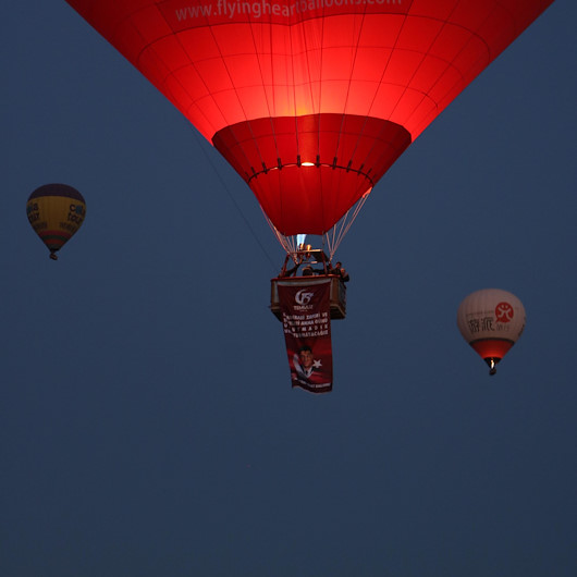 Kapadokya’da balonlar Türk bayrakları ve Ömer Halisdemir posteriyle havalandı
