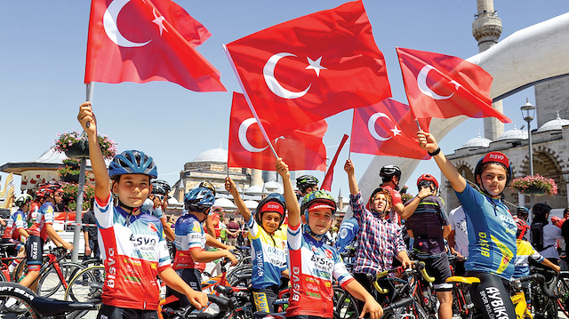 Konya’da gençler ve çocuklar bayraklarla pedal çevirdi.