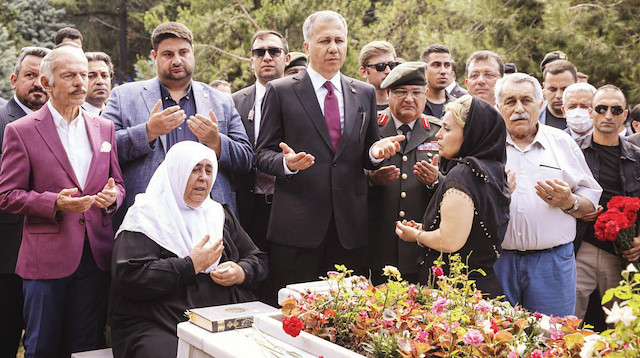 İstanbul Valisi Ali Yerlikaya, Müzeyyen Yolcu’yla 
birlikte şehit oğlu Ümit Yolcu’nun mezarında dua etti.