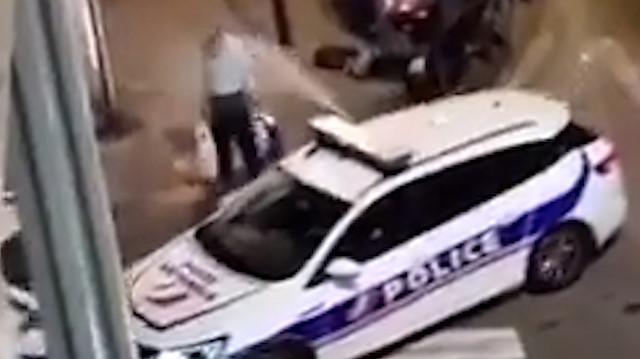 Fransa polisi sokakta yaşayan evsiz adama göz yaşartıcı gaz sıktı