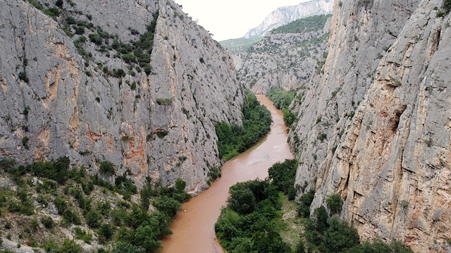 تركيا.. أخدود مائي على "نهر صقاريا" يجذب عشاق الطبيعة