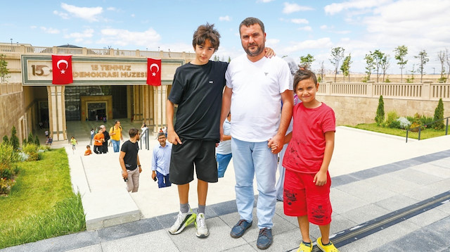Fatih Bayhan çocuklarına
müzeyi gezdirdi.