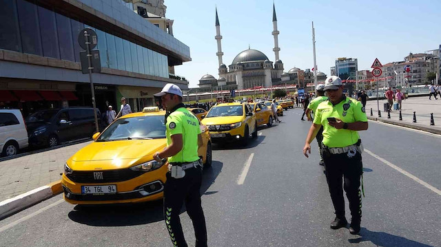 Taksim’de ticari taksilere yönelik denetim.