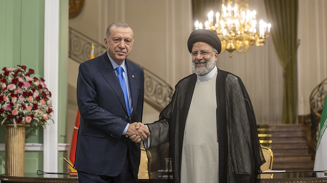 Cumhurbaşkanı Erdoğan İran'da mevkidaşı İbrahim Reisi ile bir araya gelerek bir dizi anlaşmaya imza attı. 