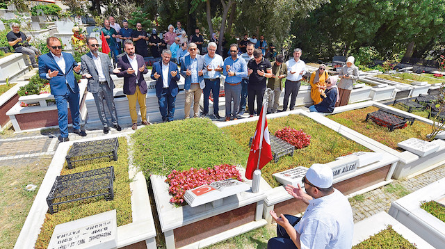 15 Temmuz şehidi Yeni Şafak muhabiri Mustafa Cambaz, Çengelköy’deki kabri başında anıldı.