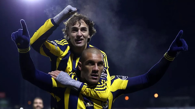 Fenerbahçe formasıyla 21 maça çıkmış ve 2 gol 3 asist kaydetmişti. 