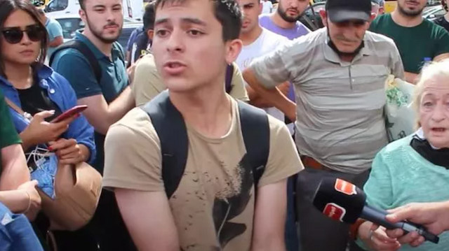 Irkçı kalabalıkla tek başına mücadele eden Suriyeli genç